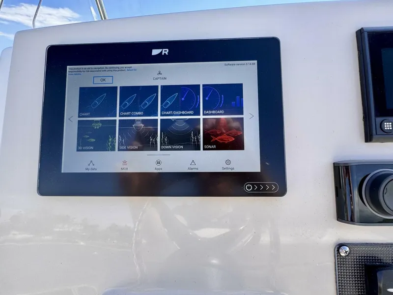 Slide: The Image of Boston Whaler 220 Dauntless 2022 - 5545826