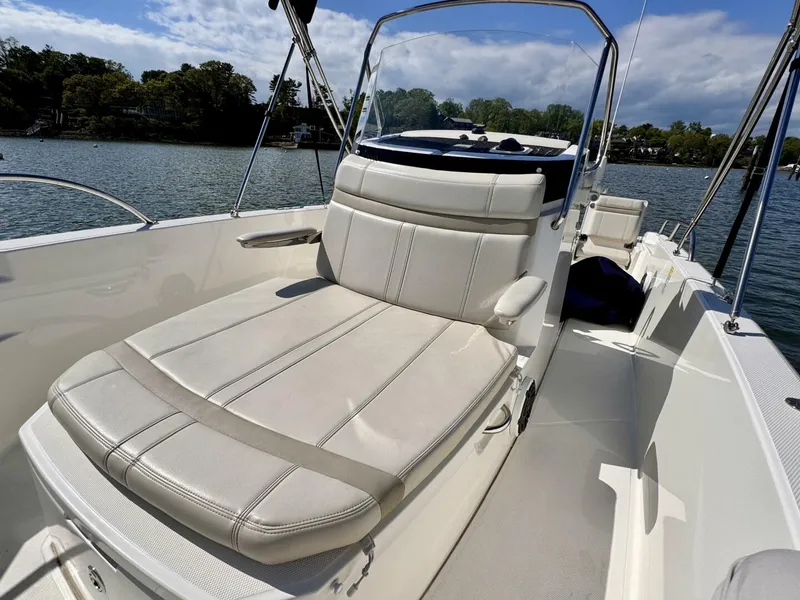 Slide: The Image of Boston Whaler 220 Dauntless 2022 - 5545829