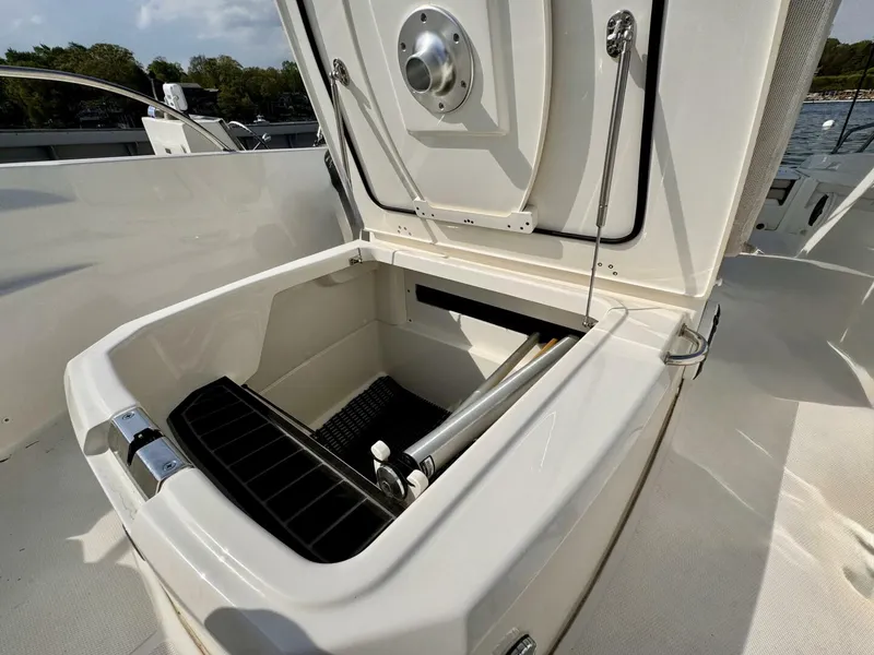 Slide: The Image of Boston Whaler 220 Dauntless 2022 - 5545831