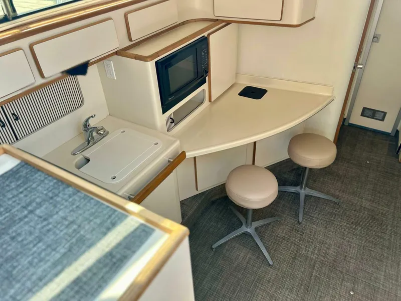 Slide: The Image of Sea Ray 400 Express Cruiser 1992 - 5545911