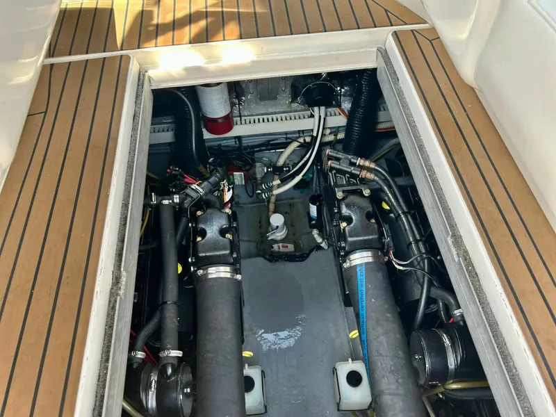 Slide: The Image of Sea Ray 400 Express Cruiser 1992 - 5545913