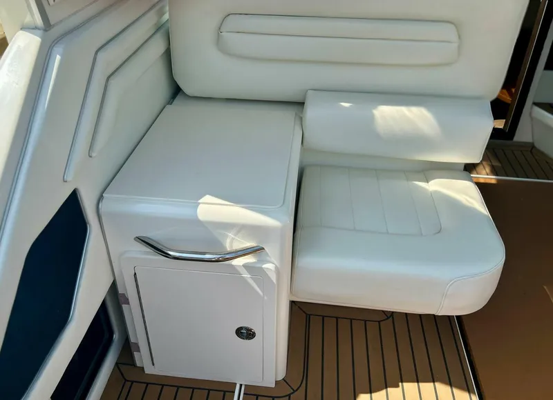 Slide: The Image of Sea Ray 400 Express Cruiser 1992 - 5545904