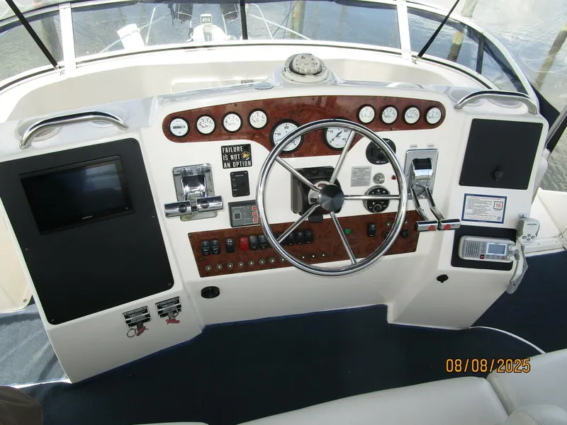 Slide: The Image of 39' Silverton flybridge helm3 - 5547533