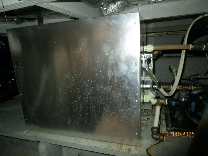 Slide: The Image of 39' Silverton water heater - 5547576