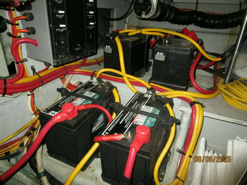 Slide: The Image of 39' Silverton batteries - 5547523