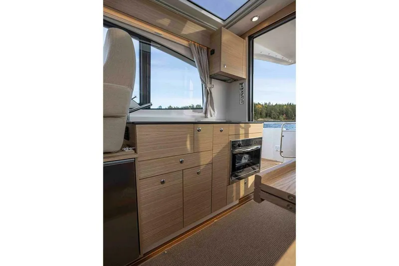 Slide: The Image of Nimbus 365 Coupe 2025 - 5552704