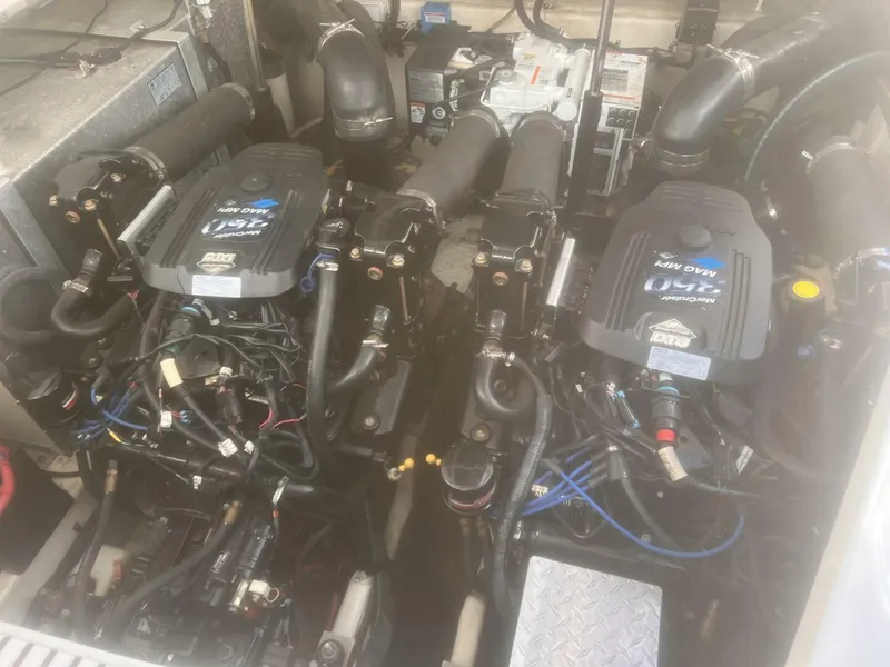 Slide: The Image of Twin 350 MAG MPI Mercruisers - 5548812