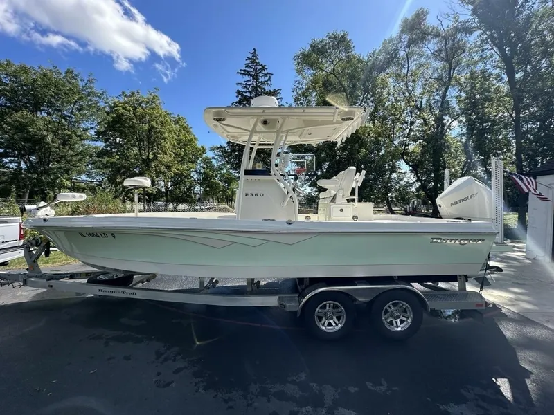 Slide: The Image of Ranger 2360 Bay 2022 - 7517942