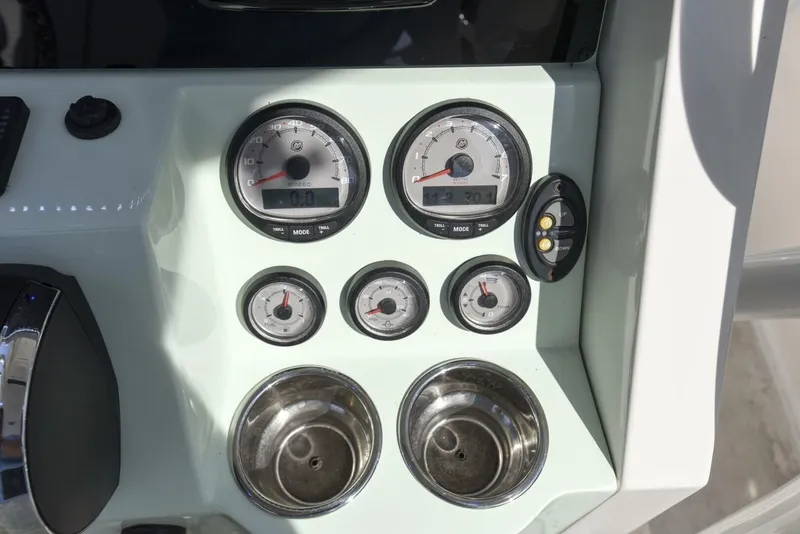 Slide: The Image of Ranger 2360 Bay 2022 - 7517970