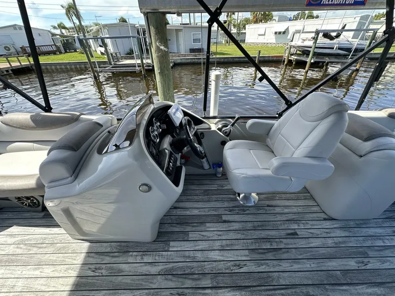 Slide: The Image of Avalon 2585 Catalina Platinum Quad Lounger 2019 - 5553175