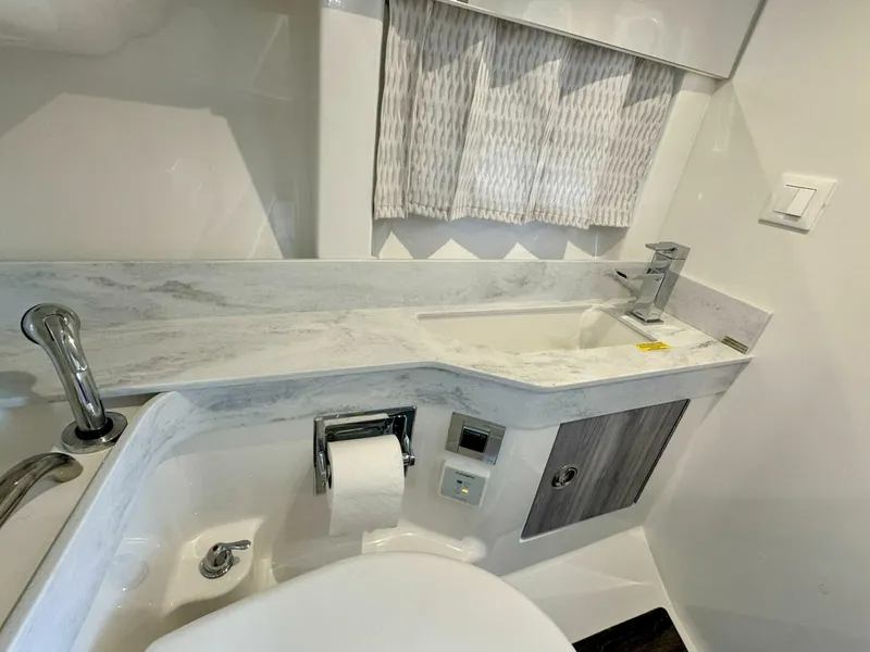 Slide: The Image of Formula 350 Crossover Bowrider 2024 - 5550349