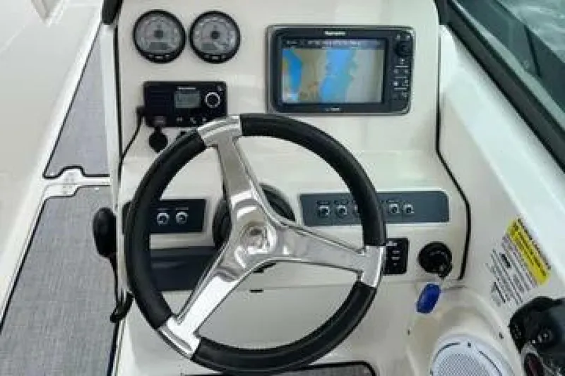 Slide: The Image of Boston Whaler 230 Vantage 2016 - 5551993