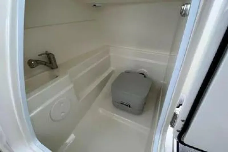 Slide: The Image of Boston Whaler 230 Vantage 2016 - 5551989