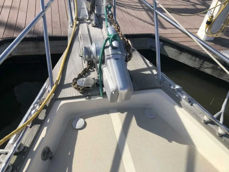 Slide: The Image of Island Packet 380 Windlass - 5554647