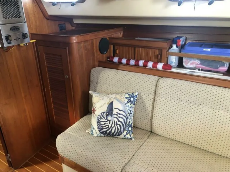 Slide: The Image of Island Packet 380 Starboard settee - 5554663