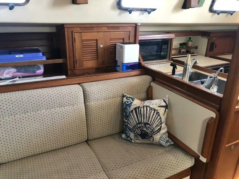 Slide: The Image of Island Packet 380 Starboard settee - 5554664