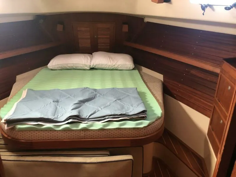 Slide: The Image of Island Packet 380 Forward berth - 5554665