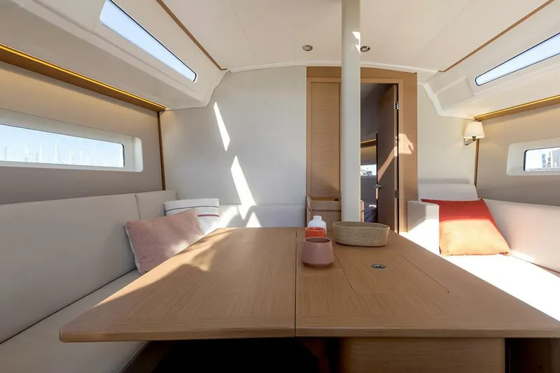 Slide: The Image of Jeanneau 380 2025 - 5558891