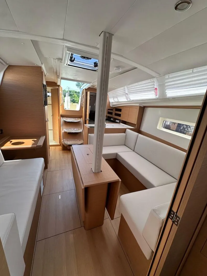 Slide: The Image of Jeanneau 380 2025 - 5561635