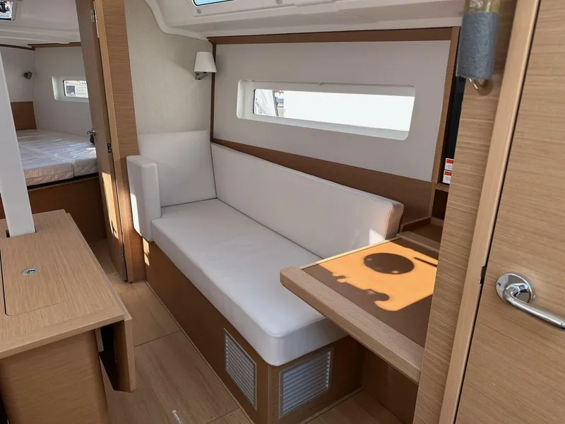 Slide: The Image of Jeanneau 380 2025 - 5561634