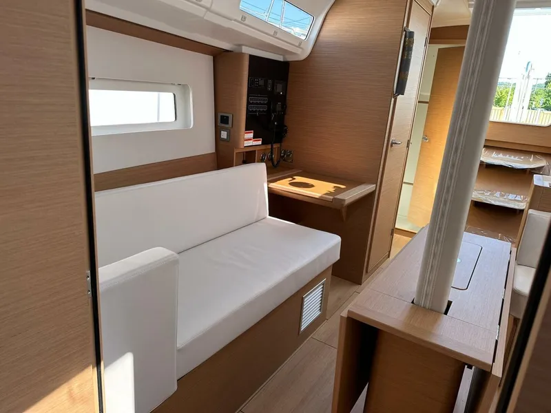 Slide: The Image of Jeanneau 380 2025 - 5561630