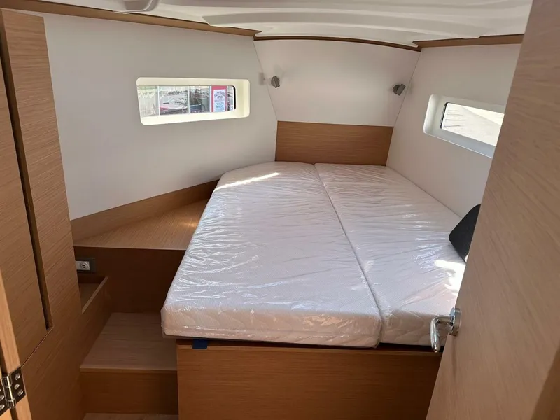 Slide: The Image of Jeanneau 380 2025 - 5561629