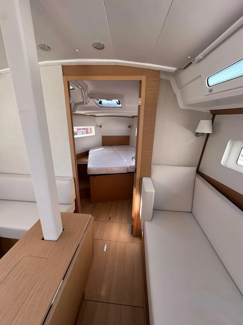 Slide: The Image of Jeanneau 380 2025 - 5561632