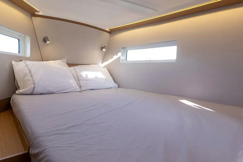 Slide: The Image of Jeanneau 380 2025 - 5558901