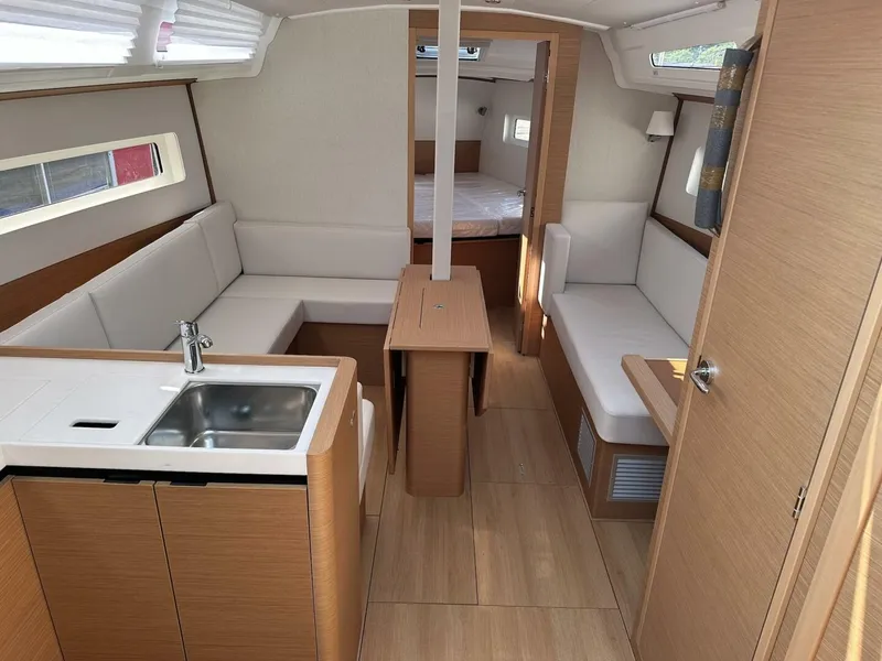 Slide: The Image of Jeanneau 380 2025 - 5561626