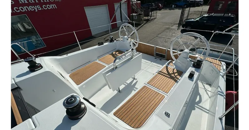 Slide: The Image of Jeanneau 380 2025 - 5556256