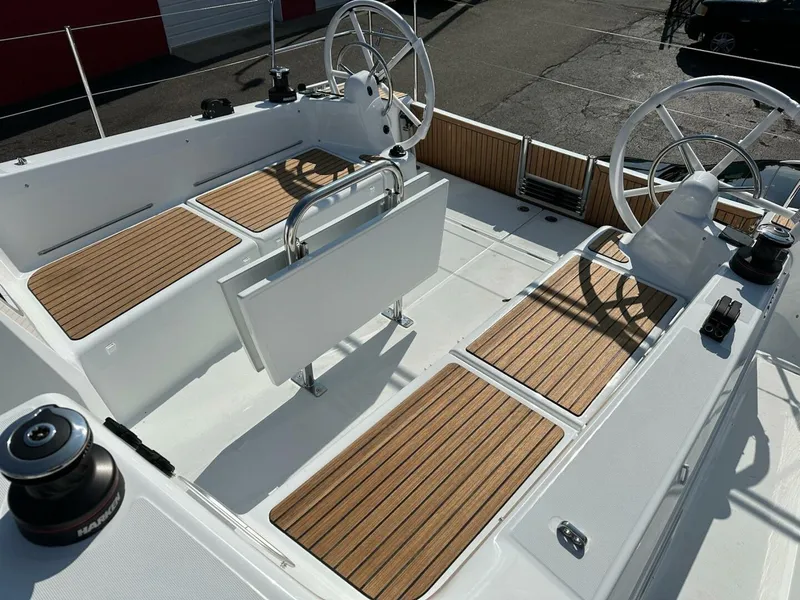 Slide: The Image of Jeanneau 380 2025 - 5556258