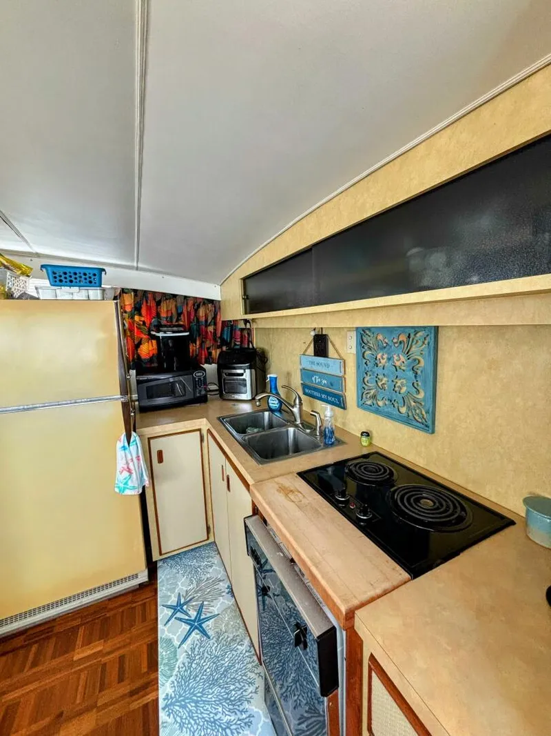 Slide: The Image of Bertram 42 Motor Yacht 1977 - 5556160