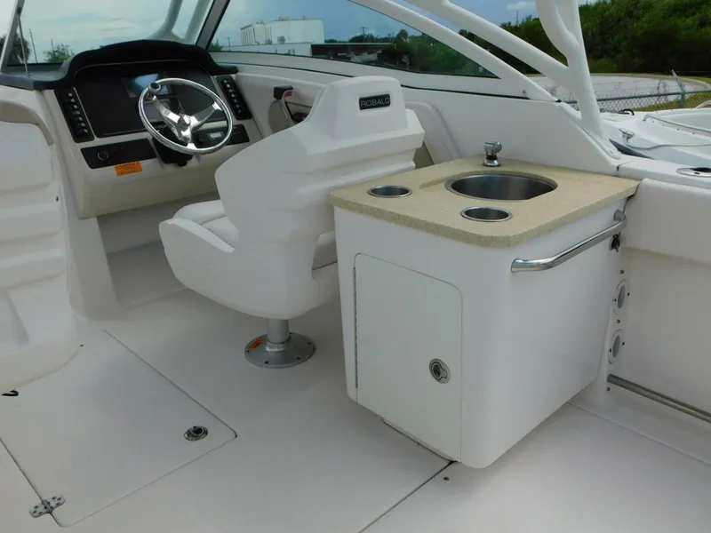 Slide: The Image of Robalo R247 Dual Console 2016 - 5556740