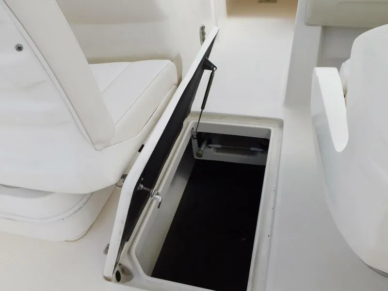Slide: The Image of Robalo R247 Dual Console 2016 - 5556741