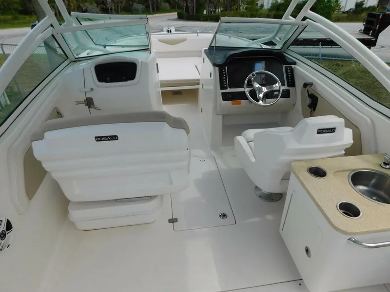 Slide: The Image of Robalo R247 Dual Console 2016 - 5556742