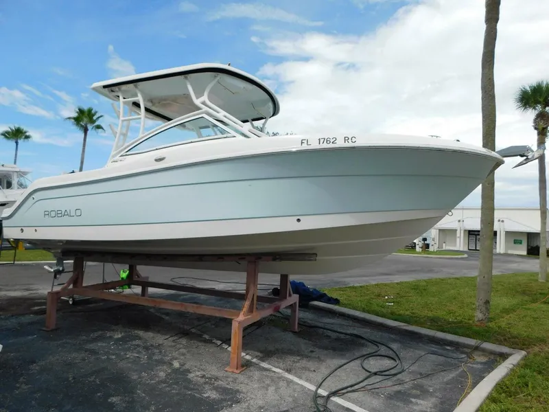 Slide: The Image of Robalo R247 Dual Console 2016 - 5556725