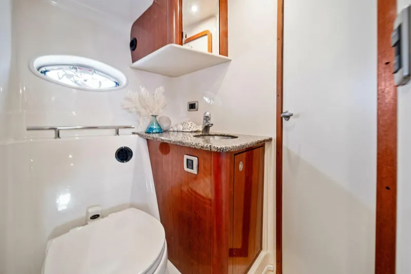 Slide: The Image of 2006 Sea Ray 38 Sundancer 'Ty One On' Head - 5557520