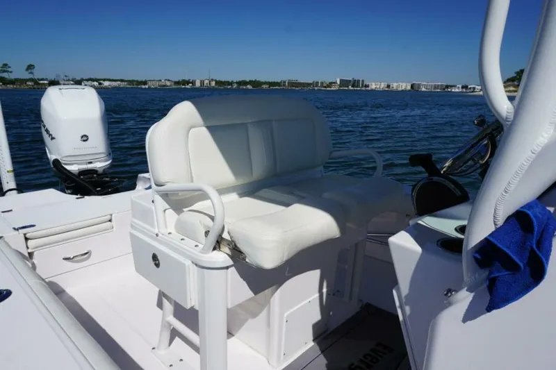 Slide: The Image of 2022 25 Everglades 253cc Helm Seating (2) - 5558651
