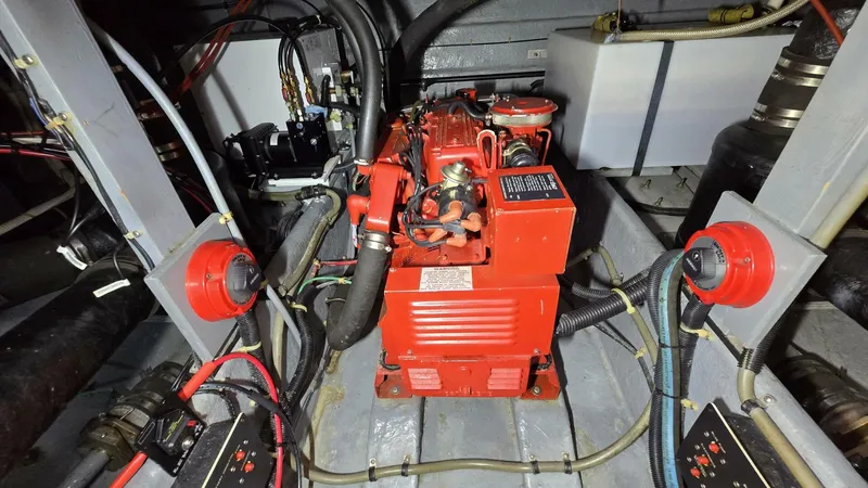 Slide: The Image of Sea Ray 390 Express Cruiser 1988 - 5559591