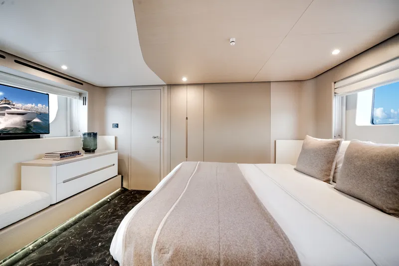 Slide: The Image of Azimut Fly 68 2026 - 5747792