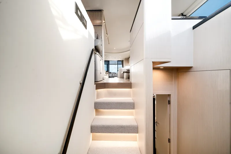 Slide: The Image of Azimut Fly 68 2026 - 5747797