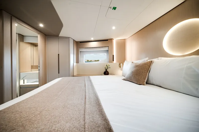 Slide: The Image of Azimut Fly 68 2026 - 5747803