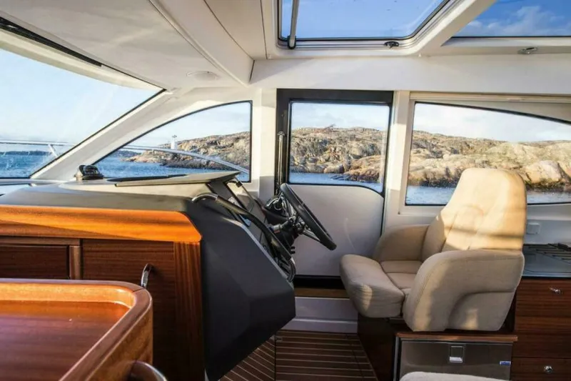 Slide: The Image of Nimbus 305 Coupe 2025 - 5561762