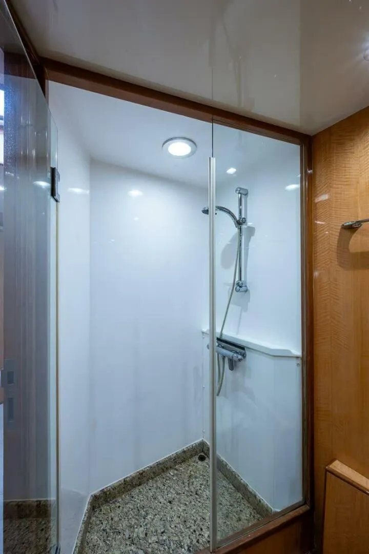 Slide: The Image of Ocean Alexander 78 Somewhere In Time- Forward Stateroom Head 2005 Ocean Alexander 78 EB Somewhere In Time - 5564029