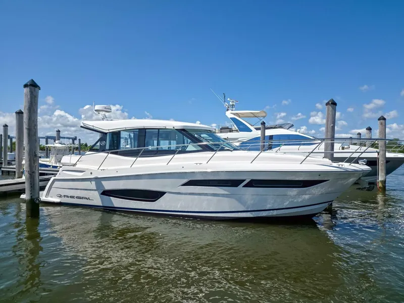 The Image of Regal 38 Grand Coupe 2026 - 5564062