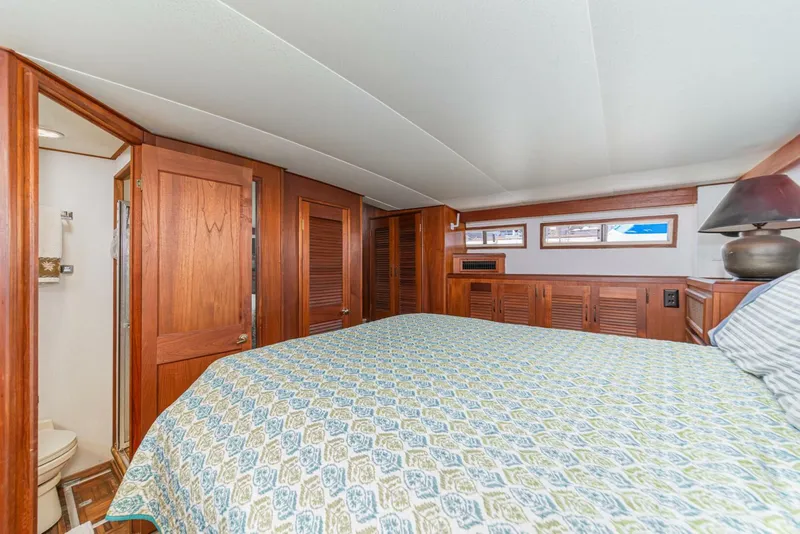 Slide: The Image of aft BERTH facing forward - 5566523