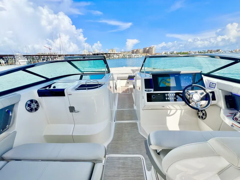 Slide: The Image of Sea Ray SLX 350 Outboard 2024 - 5573388