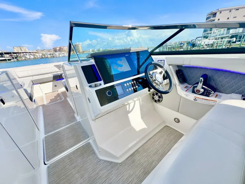 Slide: The Image of Sea Ray SLX 350 Outboard 2024 - 5573390