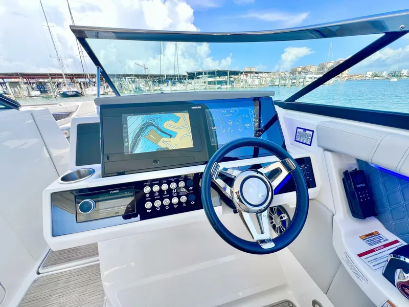 Slide: The Image of Sea Ray SLX 350 Outboard 2024 - 5573400