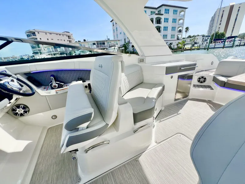 Slide: The Image of Sea Ray SLX 350 Outboard 2024 - 5573394